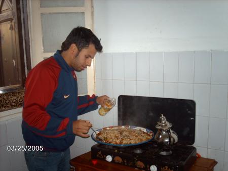 c'est simo il prepare le dejuner de ramadan